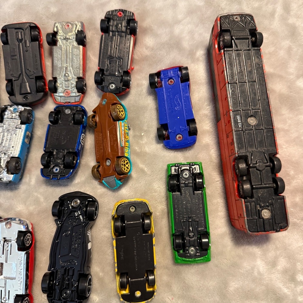 Lot of 33 Hot Wheels Die Cast Cars Mixed Vehicles Cars‎ Planes Bus - Picture 8 of 10